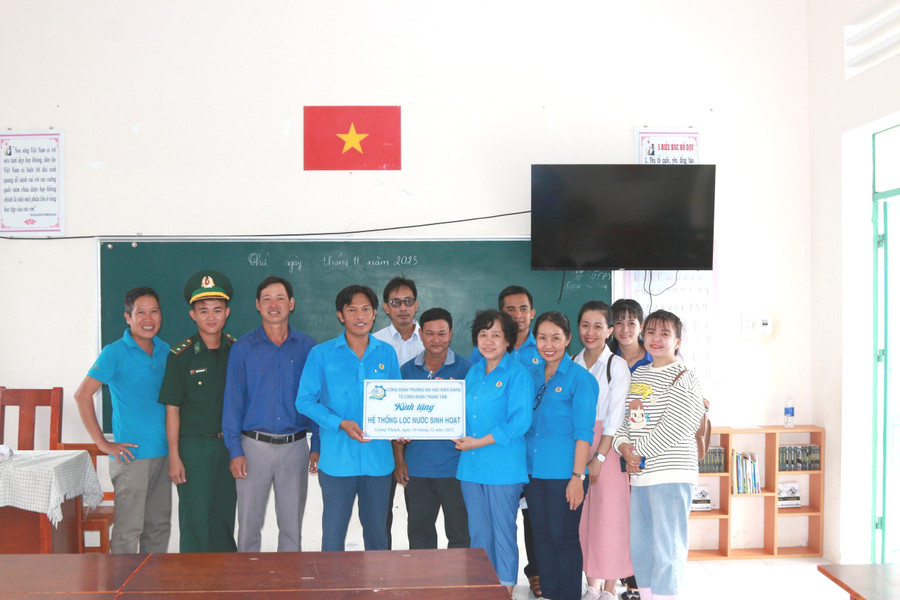 Tặng hệ thống lọc nước sinh hoạt cho Trường Tiểu học Phú Lợi, huyện Giang Thành.