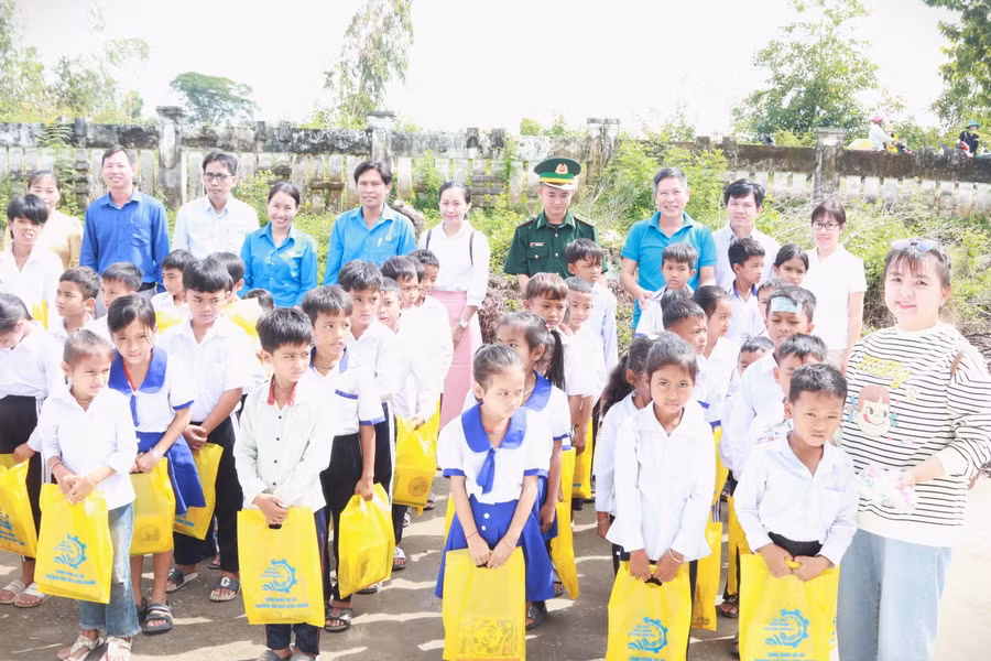 Trao tặng quà cho trẻ em vùng biên giới huyện Giang Thành.