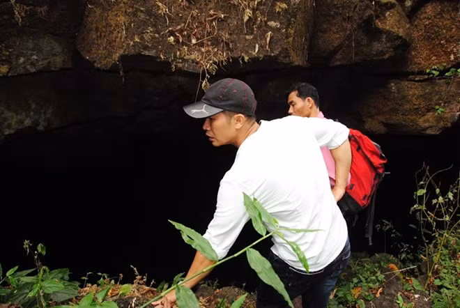 Cửa một hang động núi lửa trong rừng đặc dụng Đray Sáp, xã Đắc Sô, huyện Krông Nô