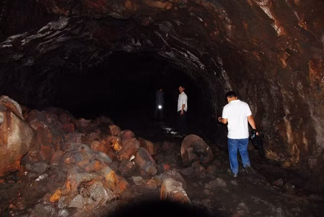 Ngoài cửa vào, bên trong hang còn có những lối khác thông ra ngoài