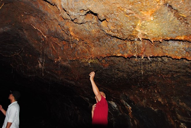 Dung nham núi lửa hàng triệu năm trước trên trần hang
