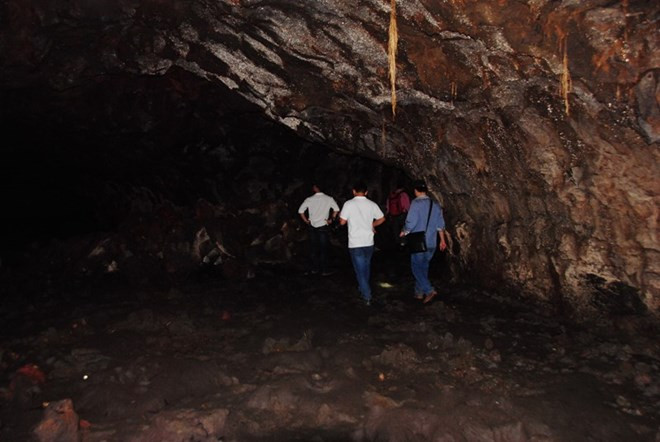 Nhiều hang động khô ráo, nhiệt độ ổn định từ 18 - 22 độ C