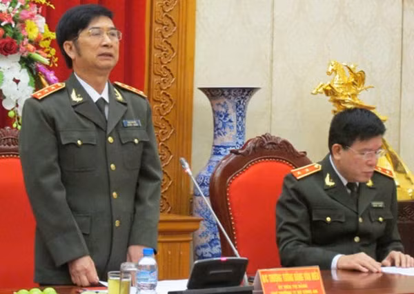 Thượng tướng Đặng Văn Hiếu trả lời báo chí.