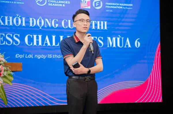 Cựu sinh viên Nguyễn Hữu Dũng, quán quân BC mùa 5 chia sẻ tại sự kiện. Cựu sinh viên Nguyễn Hữu Dũng, quán quân BC mùa 5 chia sẻ tại sự kiện.