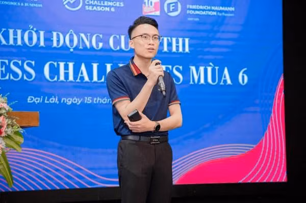 Cựu sinh viên Nguyễn Hữu Dũng, quán quân BC mùa 5 chia sẻ tại sự kiện.