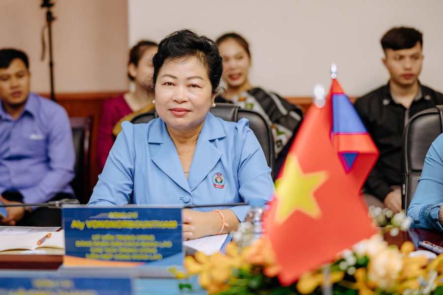 Đồng chí A ly Vông Nor Bun Tham, Ủy viên TƯ Đảng Nhân dân Cách mạng Lào, Chủ tịch Trung ương Liên hiệp Công đoàn Lào. Đồng chí A ly Vông Nor Bun Tham, Ủy viên TƯ Đảng Nhân dân Cách mạng Lào, Chủ tịch Trung ương Liên hiệp Công đoàn Lào.