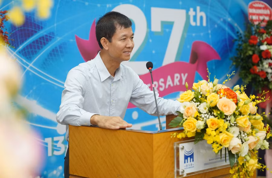 PGS.TS.Hoàng Đình Phi, Hiệu trưởng Trường Quản trị và Kinh doanh phát biểu tại buổi lễ. PGS.TS.Hoàng Đình Phi, Hiệu trưởng Trường Quản trị và Kinh doanh phát biểu tại buổi lễ.