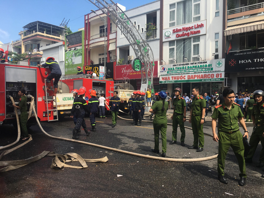 Tất cả mọi phương tiện chữa cháy của thành phố đều được huy động đến hiện trường