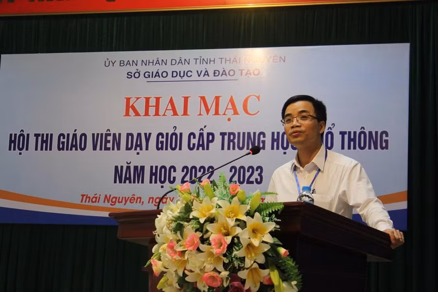 Tiến sĩ Đào Xuân Tân, Phó Giám đốc Sở GD&amp;ĐT tỉnh Thái Nguyên phát biểu khai mạc Hội thi.