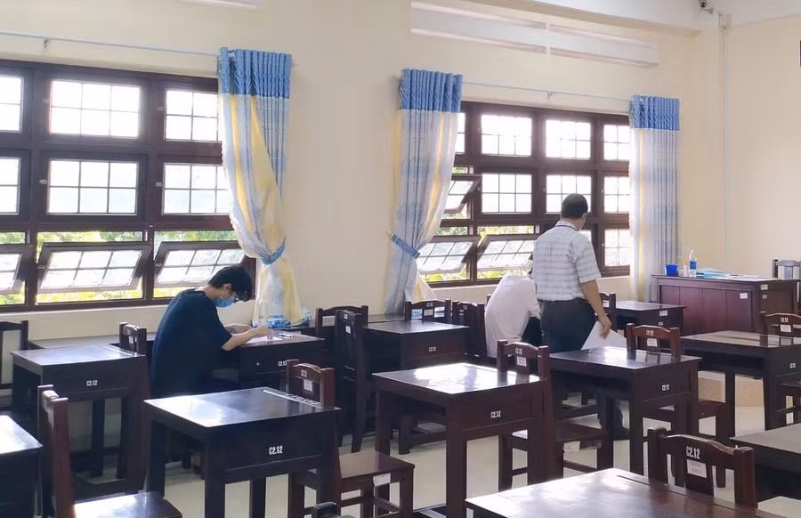 Thí sinh chuẩn bị bước vào làm bài thi tổ hợp sáng 7/8.