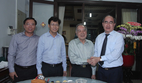 Đồng chí Nguyễn Thiện Nhân thăm gia đình nguyên Thủ tướng Phan Văn Khải. Ảnh: VGP/Trung Thành Đồng chí Nguyễn Thiện Nhân thăm gia đình nguyên Thủ tướng Phan Văn Khải. Ảnh: VGP/Trung Thành