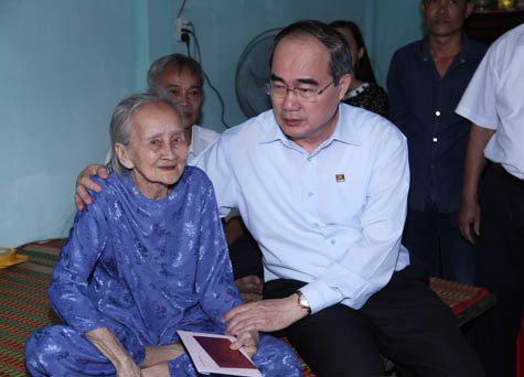 Chủ tịch MTTQ Việt Nam Nguyễn Thiện Nhân thăm mẹ Việt Nam anh hùng Nguyễn Thị Nhờ. Ảnh: VGP/Thành Trung