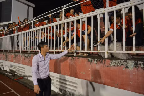 Cong Vinh va nu cuoi chinh phuc khan gia TP.HCM - Anh 6