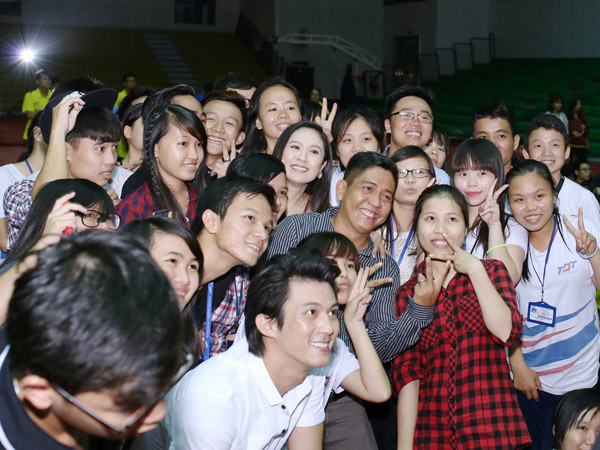 Vợ chồng Thanh Thúy - Đức Thịnh "lọt thỏm" giữa vòng vây của người hâm mộ. Trong phim, Đức Thịnh đóng vai nam chính nên có rất nhiều kỷ niệm để kể cho khán giả nghe. Anh hài hước tiết lộ về nụ hôn với Ngân Khánh và nỗi "đau đớn" khi bị treo người lên không trung. 7-9345-1430097159.jpg