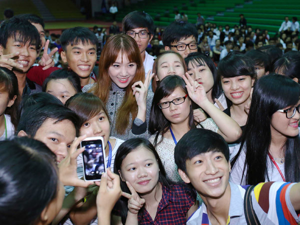 Giọng ca đến từ Hàn Quốc liên tục được các bạn trẻ đề nghị chụp ảnh kỷ niệm. 6-4569-1430097159.jpg