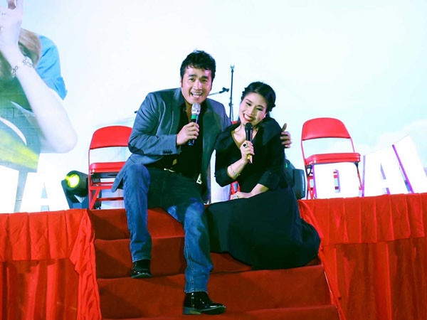 Nghệ sĩ Kiều Oanh song ca với Hoàng Nhất ca khúc "Chung mảnh trăng thề". Xuất thân là diễn viên cải lương nên chị có giọng hát rất ngọt ngào. Trong buổi giao lưu, Kiều Oanh cũng chia sẻ về vai diễn Mai trong phim "Ma dai". 4-5462-1430097159.jpg