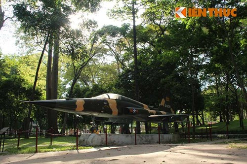 Cận cảnh chiếc tiêm kích F-5E oanh tạc Dinh Độc lập Can canh chiec tiem kich F-5E oanh tac Dinh Doc lap