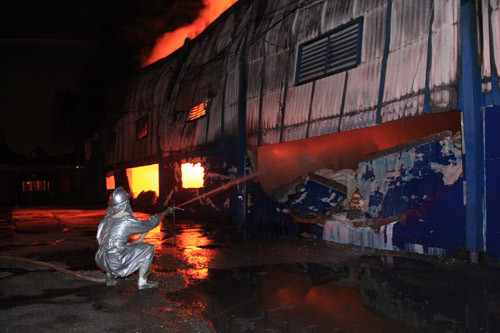 Dang chay du doi tai kho chua hoa chat o Binh Duong-Hinh-3