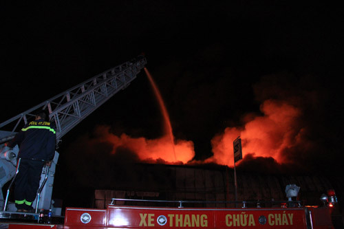 Dang chay du doi tai kho chua hoa chat o Binh Duong-Hinh-2
