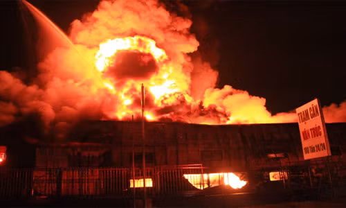 Cháy, nổ dữ dội tại kho chứa hóa chất ở Bình Dương