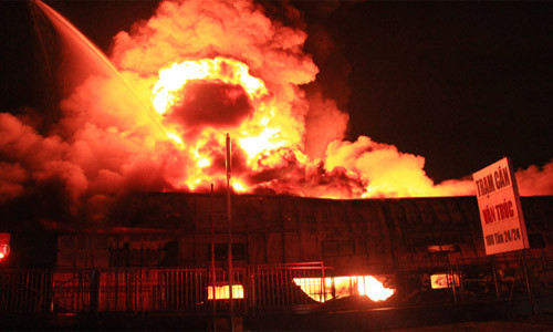 Dang chay du doi tai kho chua hoa chat o Binh Duong