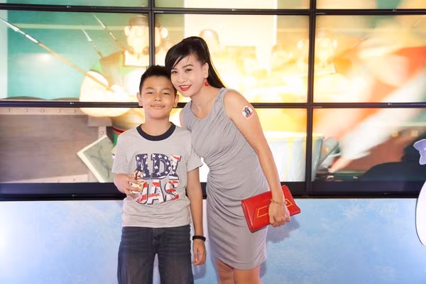 Cát Phượng và con trai