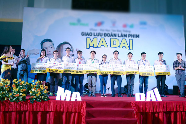 Đoàn phim còn trao tặng 10 suất học bổng và 50 vé xem phim cho sinh viên của trường cùng những lời động viên cố gắng trong học tập. 9-9114-1430097160.jpg