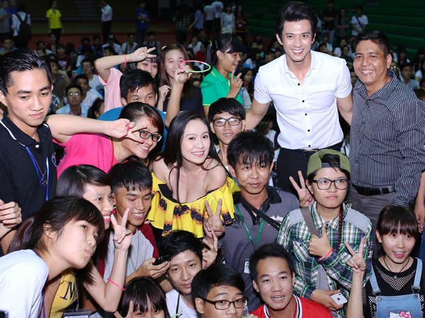 Với lối trò chuyện chân thành, gần gũi và thông minh, Thanh Thúy được đông đảo khán giả yêu mến. Họ vây quanh nữ diễn viên chụp ảnh kỷ niệm. 2-4500-1430097158.jpg