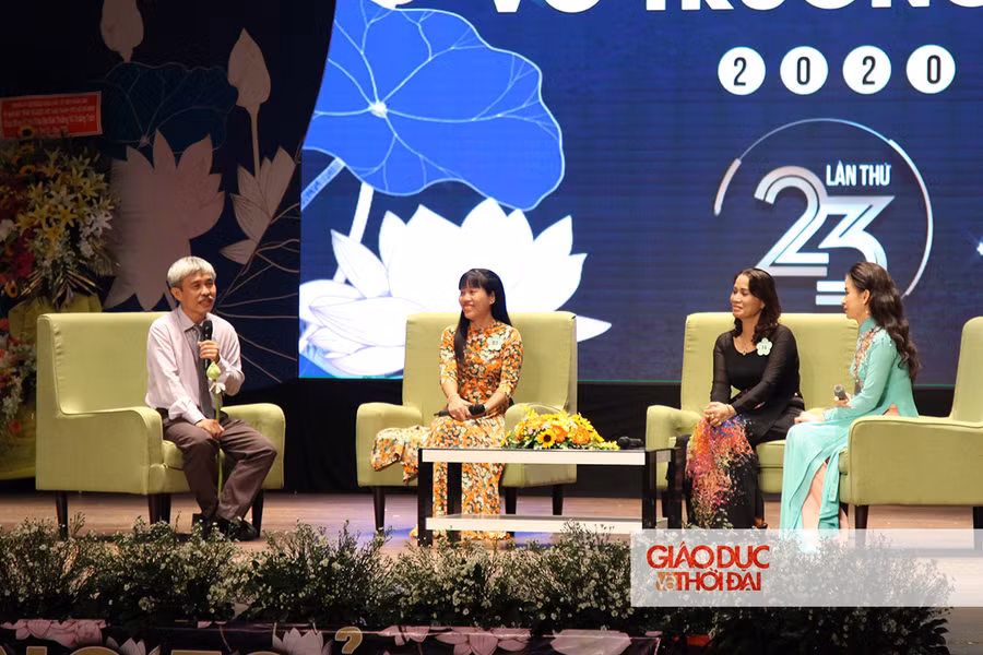 Ba nhà giáo tham gai giao lưu tại lễ trao giải. Ảnh Tuấn Anh