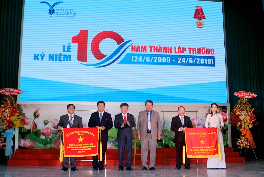 Trường ĐH Thủ Dầu Một vinh dự đón nhận Cờ Thi đua của Thủ tướng Chính phủ và Cờ Thi đua của Chủ tịch UBND tỉnh Bình Dương.