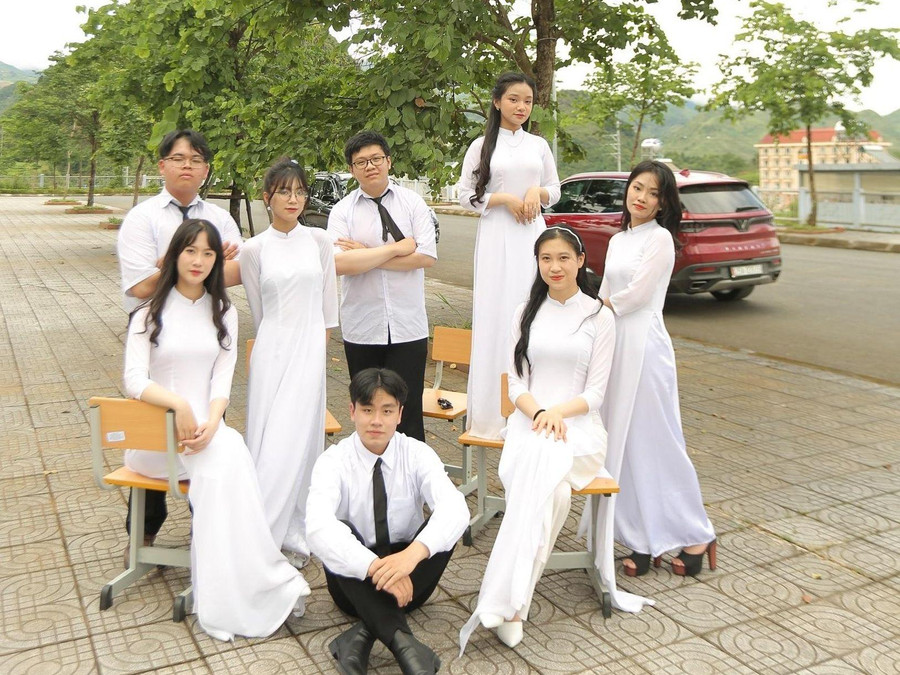 Em Đinh Huy Phong (ngồi giữa) chụp ảnh cùng bạn bè. Em Đinh Huy Phong (ngồi giữa) chụp ảnh cùng bạn bè.