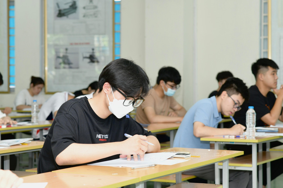 Thí sinh tham dự Kỳ thi đánh giá tư duy do Trường ĐH Bách khoa Hà Nội tổ chức.