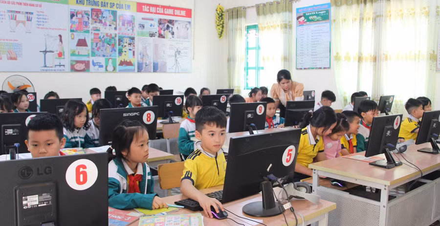 Cô trò Trường Tiểu học Him Lam, TP Điện Biên Phủ. Ảnh: Hà Thuận