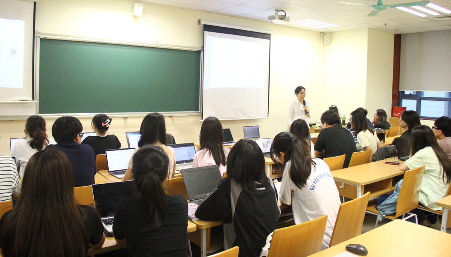 Giờ lên lớp của giảng viên Trường ĐH Kinh tế Quốc dân (Hà Nội). Ảnh: Sỹ Điền