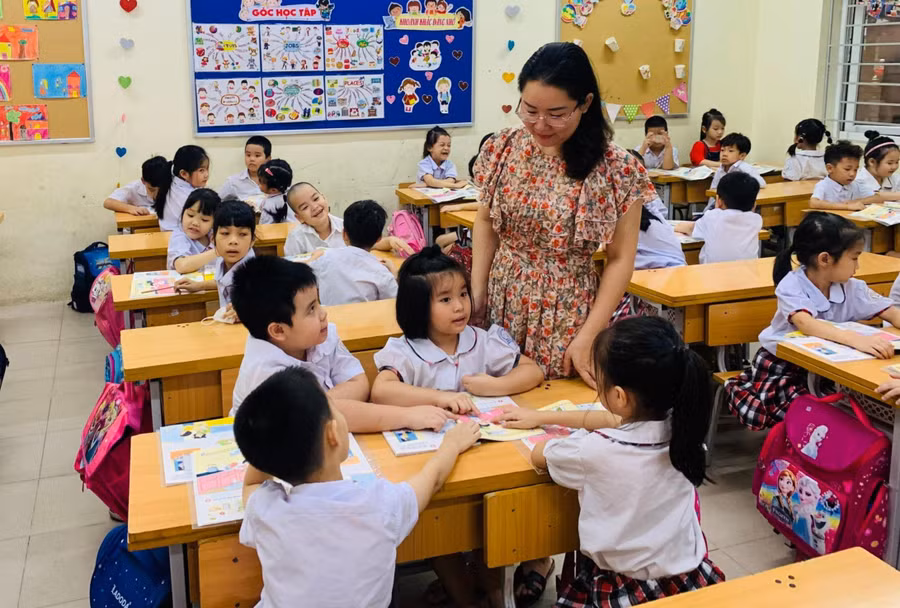 Cô – trò Trường Tiểu học Vĩnh Tuy (Hai Bà Trưng, Hà Nội).