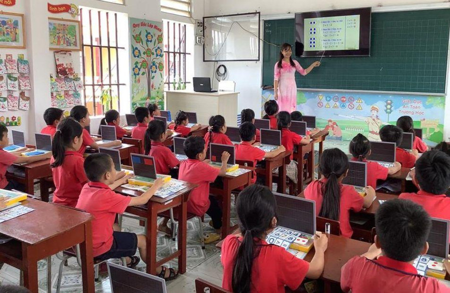 Một lớp học của Trường Tiểu học thị trấn Rạng Đông (Nghĩa Hưng, Nam Định). Một lớp học của Trường Tiểu học thị trấn Rạng Đông (Nghĩa Hưng, Nam Định).