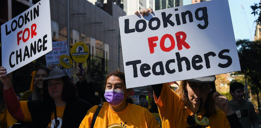 Giáo viên Australia làm việc 70 giờ mỗi tuần. Giáo viên Australia làm việc 70 giờ mỗi tuần.