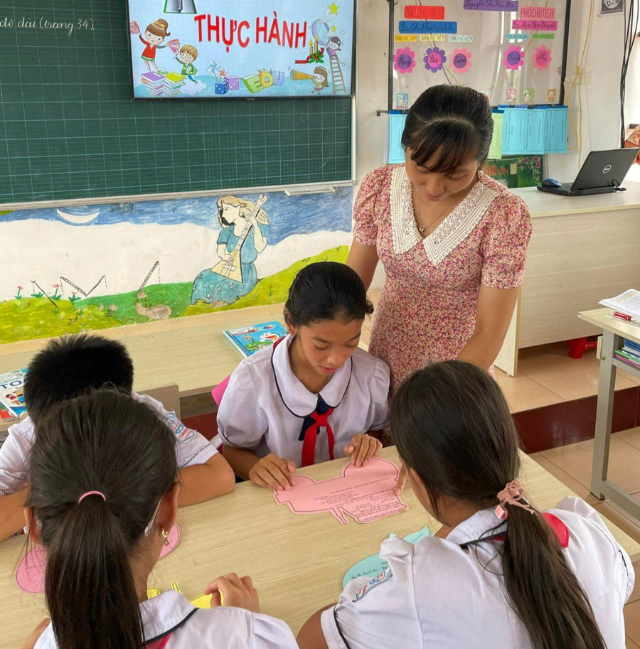 Giờ dạy – học của cô – trò Trường Tiểu học thị trấn Rạng Đông (Nghĩa Hưng, Nam Định). Ảnh: NTCC