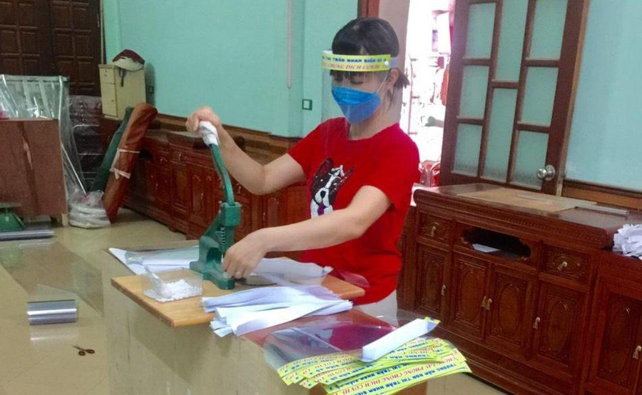 Cô Hoàng Thị Yên làm tấm chắn giọt bắn để bán online thời điểm dịch Covid-19 bùng phát tại Bắc Giang. Ảnh: NVCC