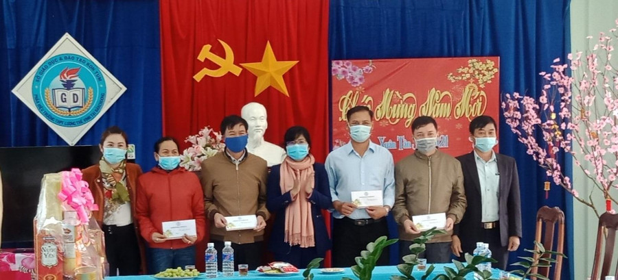 Công đoàn ngành Giáo dục tặng quà Tết cho cán bộ, giáo viên khó khăn. Công đoàn ngành Giáo dục tặng quà Tết cho cán bộ, giáo viên khó khăn.