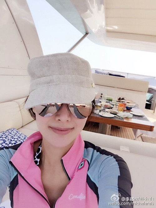 Gia Hân chia sẻ trên trang cá nhân loạt hình ảnh cô cùng chồng đi du lịch trong đợt nghỉ lễ vừa rồi. Mỹ nhân Hong Kong tận hưởng những phút thư thái sau chuỗi ngày bận rộn vì công việc. Ngoài 40 nhưng Gia Hân vẫn khiến khán giả xuýt xoa bởi vẻ đẹp mặn mà. hoa-hau-hong-kong-huong-cuoc-song-sang-giau-ben-dai-gia