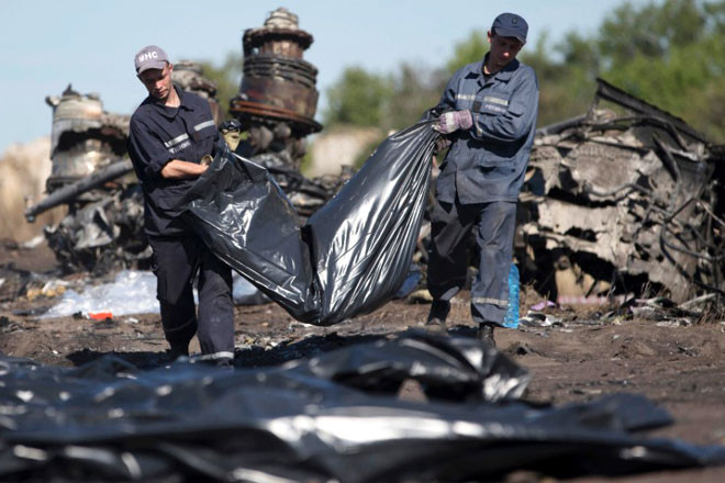 Lực lượng cứu hộ thu gom thi thể nạn nhân vụ MH17.