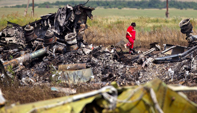 Hiện trường vụ máy bay MH17 rơi.
