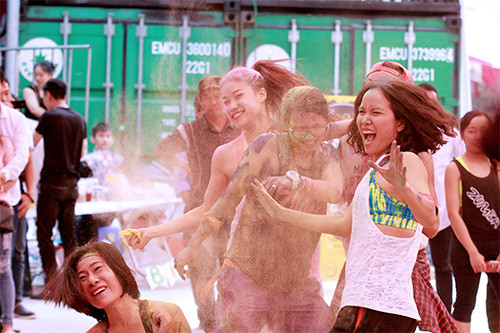 Cuồng nhiệt với lễ hội ném bột màu giữa Thủ đô - 11
