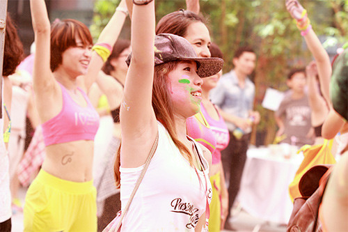 Cuồng nhiệt với lễ hội ném bột màu giữa Thủ đô - 9