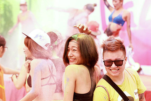 Cuồng nhiệt với lễ hội ném bột màu giữa Thủ đô - 10