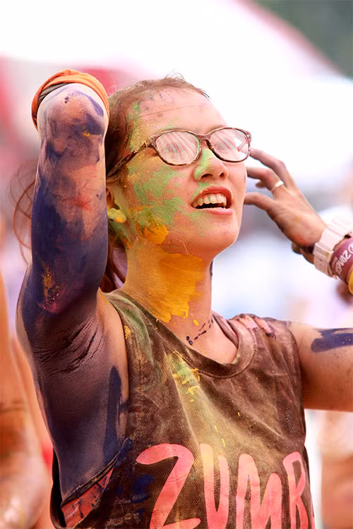 Cuồng nhiệt với lễ hội ném bột màu giữa Thủ đô - 15