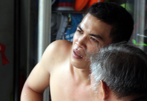 Nam nhân viên đầu bếp của quán thoát nạn trong vụ nổ. Ảnh: Hải Hiếu. Nam nhân viên đầu bếp của quán thoát nạn trong vụ nổ. Ảnh: Hải Hiếu.