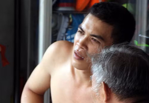 Người mẹ ôm con gái chết cháy trong vụ nổ sập nhà