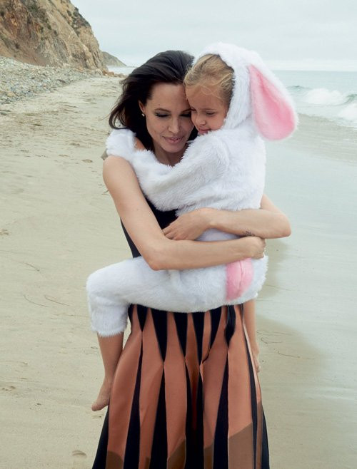 Mẹ con Angelina Jolie đẹp tựa thiên thần bên bờ biển hình ảnh 7 me con angelina jolie dep tua thien than ben bo bien hinh anh 7